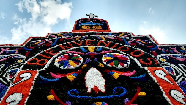 Foto vista en bajo ángulo de la estatua contra el cielo