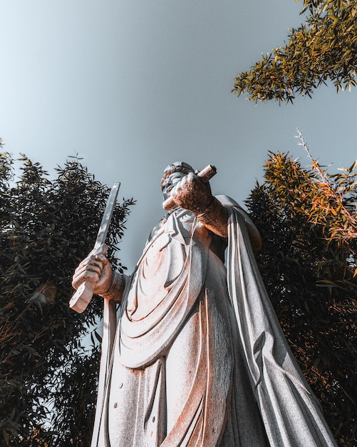 Foto vista en bajo ángulo de la estatua contra el cielo