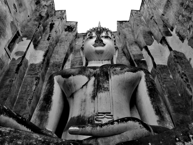 Foto vista en bajo ángulo de la estatua contra el cielo