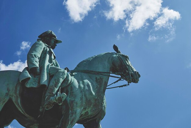 Foto vista en bajo ángulo de la estatua contra el cielo