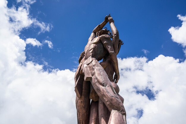 Vista en bajo ángulo de la estatua contra el cielo