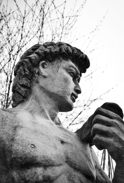 Foto vista en bajo ángulo de la estatua contra el cielo