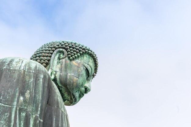 Vista en bajo ángulo de la estatua contra el cielo