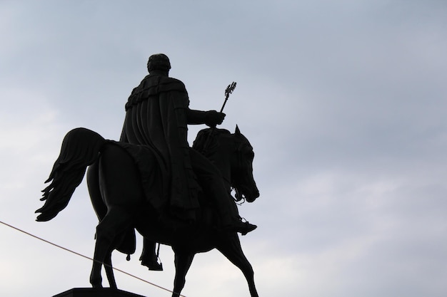 Foto vista en bajo ángulo de la estatua contra el cielo