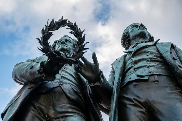 Vista en bajo ángulo de la estatua contra el cielo