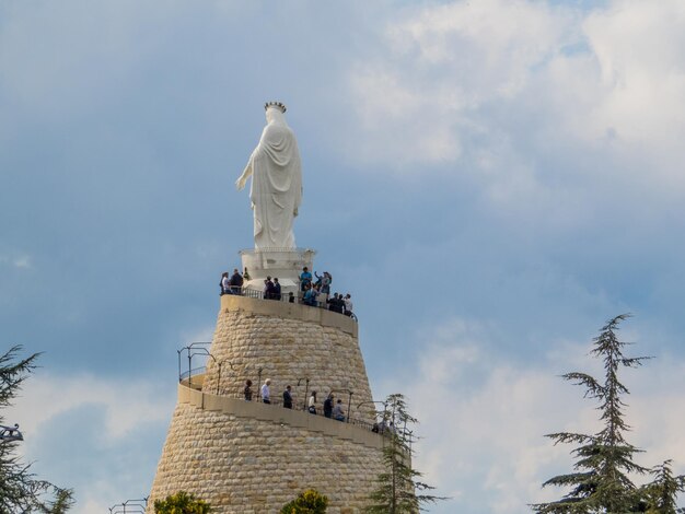 Foto vista de bajo ángulo de la estatua contra el cielo