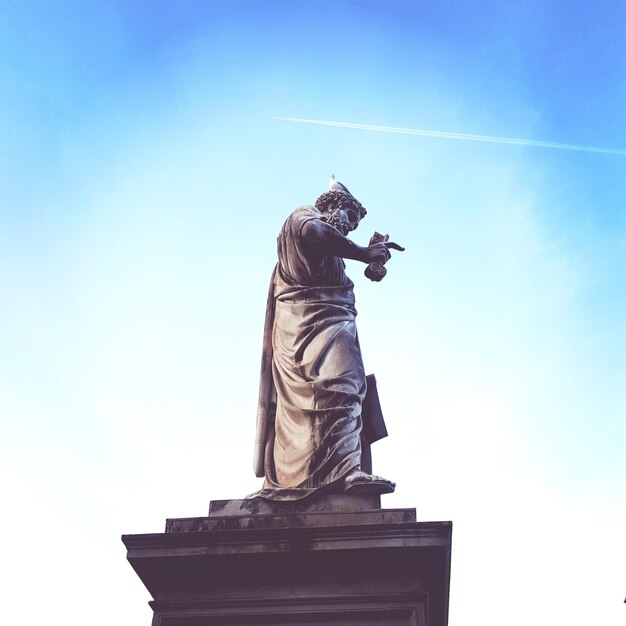 Vista en bajo ángulo de la estatua contra el cielo