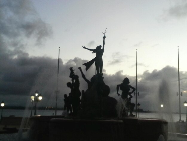 Foto vista de bajo ángulo de la estatua contra el cielo