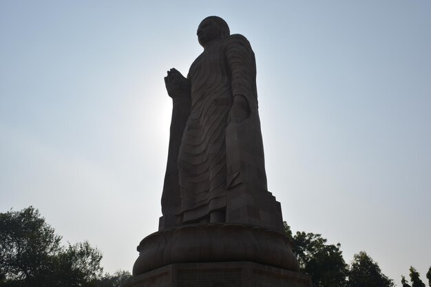 Vista en bajo ángulo de la estatua contra el cielo