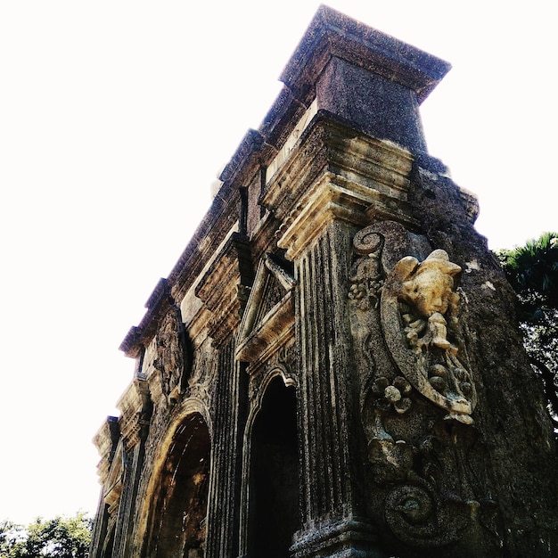 Vista de ángulo bajo de la estatua contra el cielo.