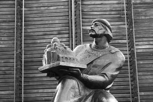 Vista de ángulo bajo de la estatua contra el edificio antiguo