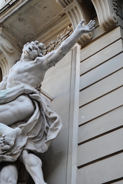 Vista de bajo ángulo de la estatua contra la pared del edificio