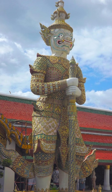 Foto vista de bajo ángulo de la estatua contra el templo