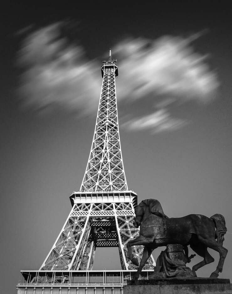Foto vista en bajo ángulo de la estatua contra la torre eiffel