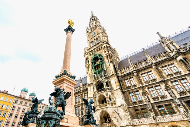 Vista de ángulo bajo de la estatua de un edificio histórico contra el cielo