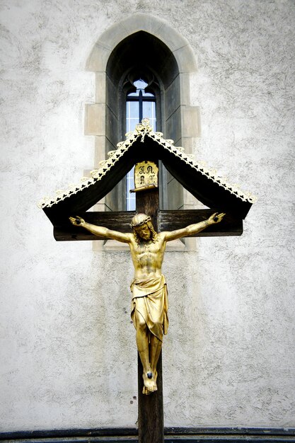 Foto vista en bajo ángulo de la estatua de jesucristo contra la pared