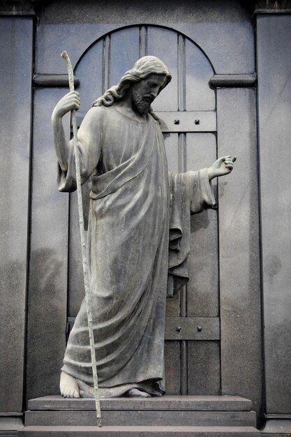 Foto vista de bajo ángulo de la estatua de jesucristo