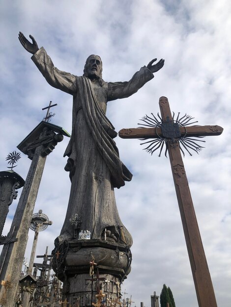 Foto vista de bajo ángulo de la estatua de jesús contra el cielo