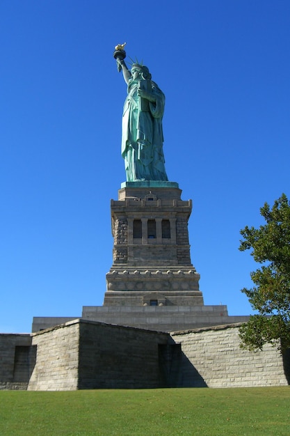 Vista de bajo ángulo de la Estatua de la Libertad contra el cielo azul