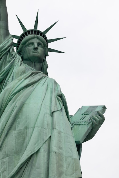 Vista de bajo ángulo de la Estatua de la Libertad contra un cielo despejado