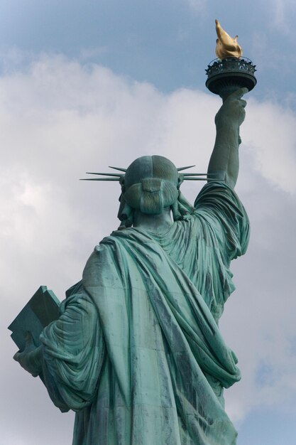 Vista de bajo ángulo de la Estatua de la Libertad contra el cielo