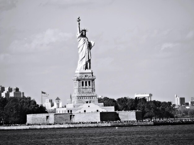 Vista desde un ángulo bajo de la Estatua de la Libertad