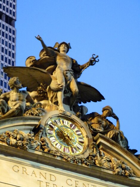 Vista desde un ángulo bajo de la Estatua de la Libertad