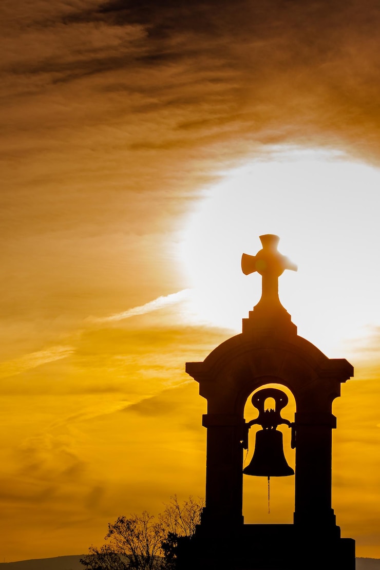 Foto vista de bajo ángulo de la estatua de silueta contra el cielo durante la puesta de sol