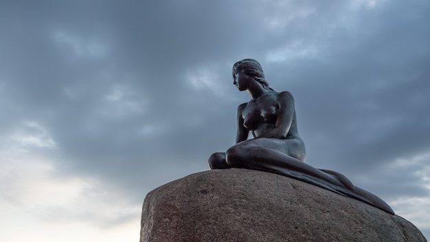 Vista de ángulo bajo de la estatua de la Sirenita en Dinamarca