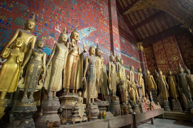 Foto vista en bajo ángulo de las estatuas de buda en wat xieng thong