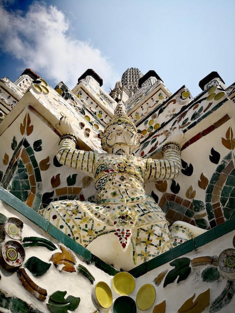 Foto vista de ángulo bajo de las estatuas en el edificio contra el cielo