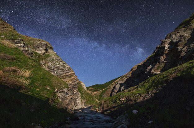 Foto vista en bajo ángulo de las estrellas en el cielo