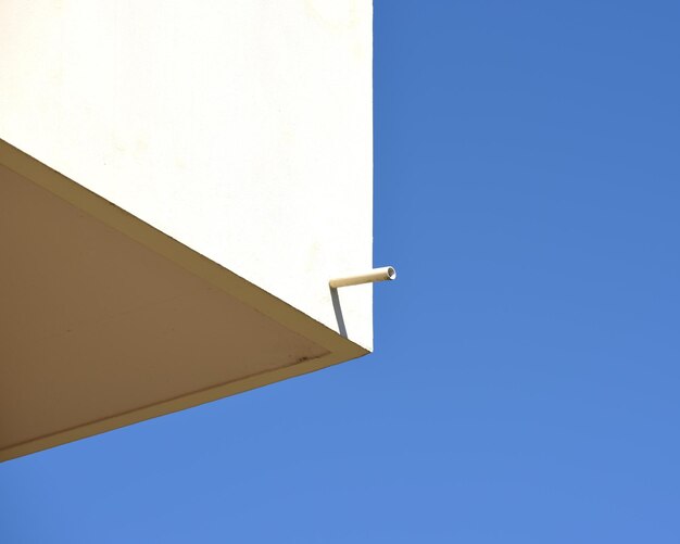 Foto vista de ángulo bajo de la estructura construida contra un cielo azul claro