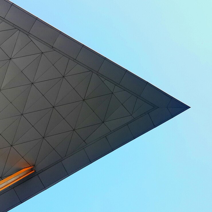 Foto vista de bajo ángulo de la estructura construida contra un cielo azul claro