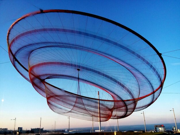 Foto vista de ángulo bajo de la estructura construida contra el cielo azul