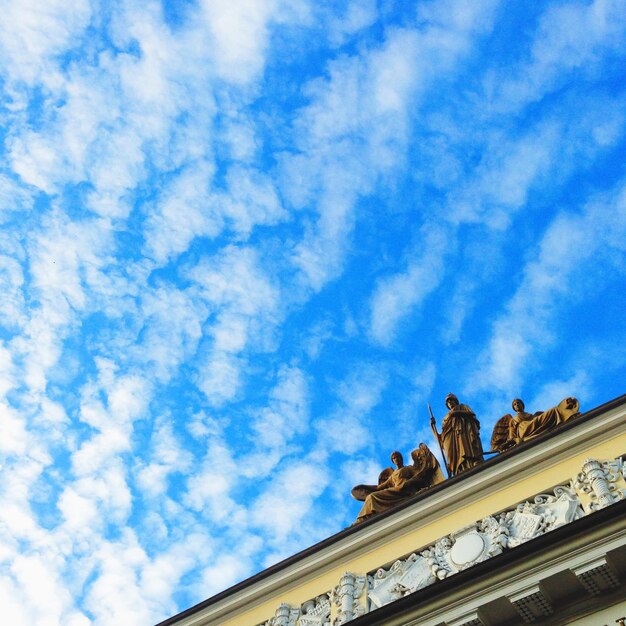 Vista de bajo ángulo de la estructura construida contra el cielo azul