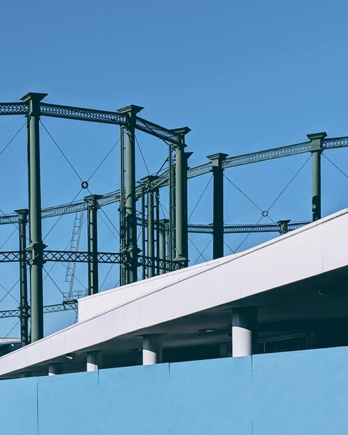 Foto vista de ángulo bajo de la estructura construida contra el cielo azul