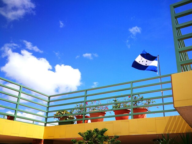 Vista de ángulo bajo de la estructura construida contra el cielo azul