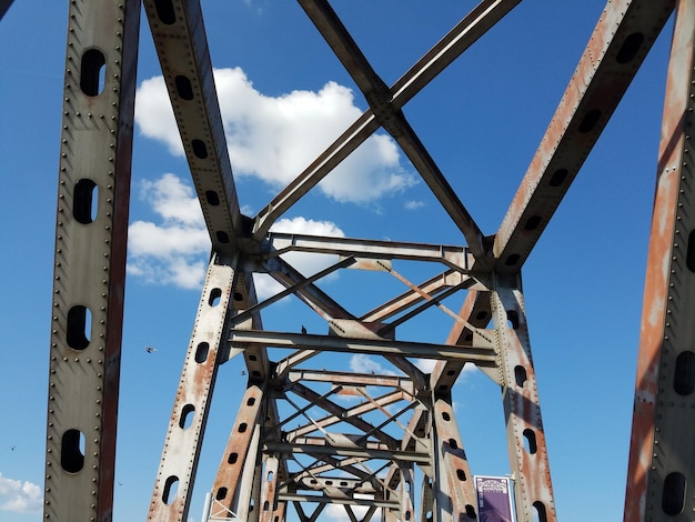 Vista de ángulo bajo de la estructura construida contra el cielo