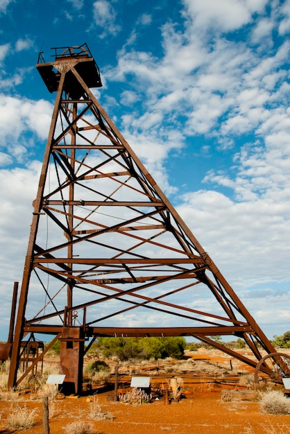 Vista de ángulo bajo de la estructura construida contra el cielo