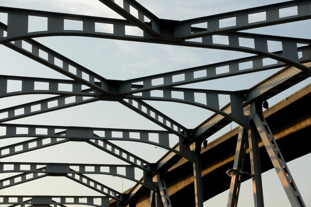 Foto vista de ángulo bajo de la estructura metálica contra el cielo