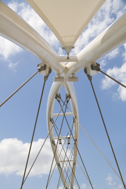 Foto vista de ángulo bajo de la estructura metálica contra el cielo