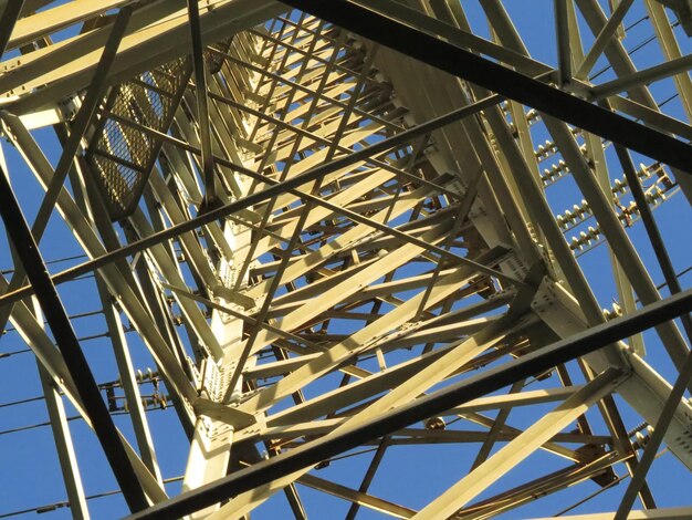 Foto vista de ángulo bajo de la estructura metálica contra el cielo