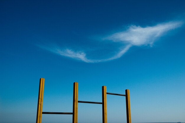 Foto vista en bajo ángulo de las estructuras construidas contra el cielo azul