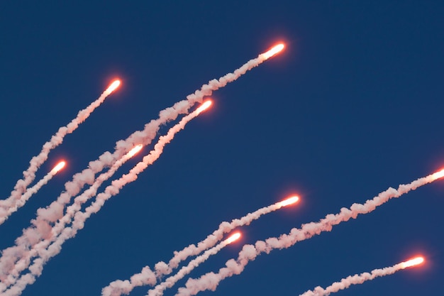 Vista de ángulo bajo de la exhibición de fuegos artificiales contra el cielo azul