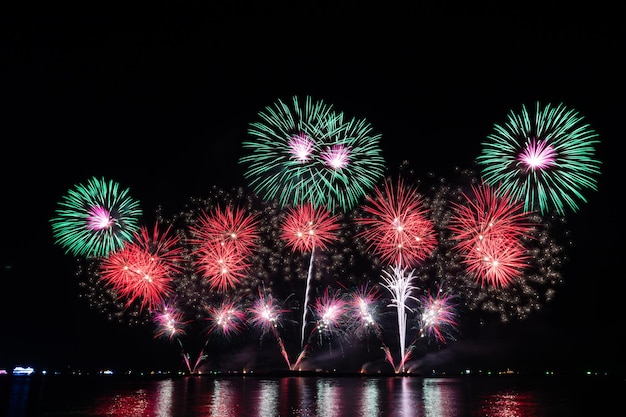 Foto vista de ángulo bajo de la exhibición de fuegos artificiales contra el cielo por la noche