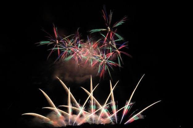 Foto vista de ángulo bajo de la exhibición de fuegos artificiales contra el cielo por la noche