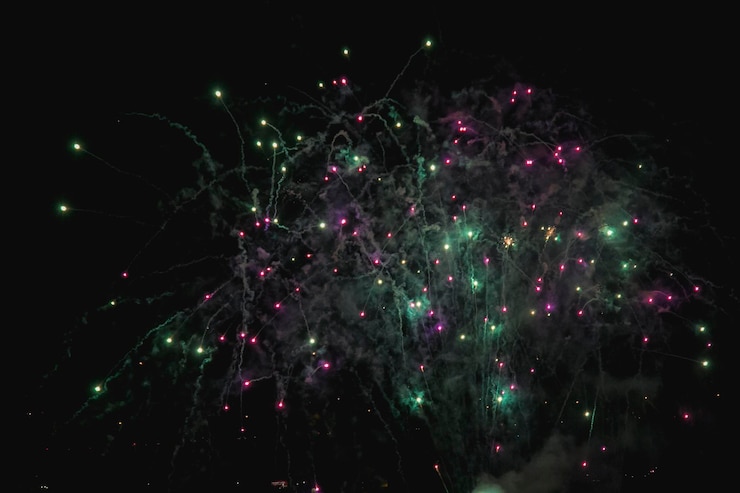 Foto vista de bajo ángulo de la exhibición de fuegos artificiales por la noche