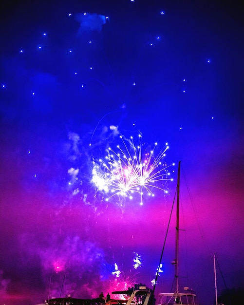 Vista de bajo ángulo de la exhibición de fuegos artificiales por la noche