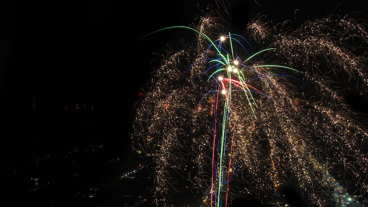 Foto vista de bajo ángulo de la exhibición de fuegos artificiales por la noche